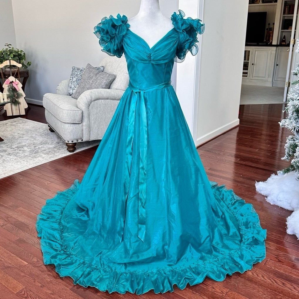 Handmade Vintage Green Layered Puffy Sleeve Elegant Princess Gown With Train